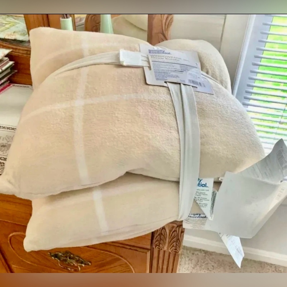 New Simply Essential windowpane 3 piece throw blanket & pillows set